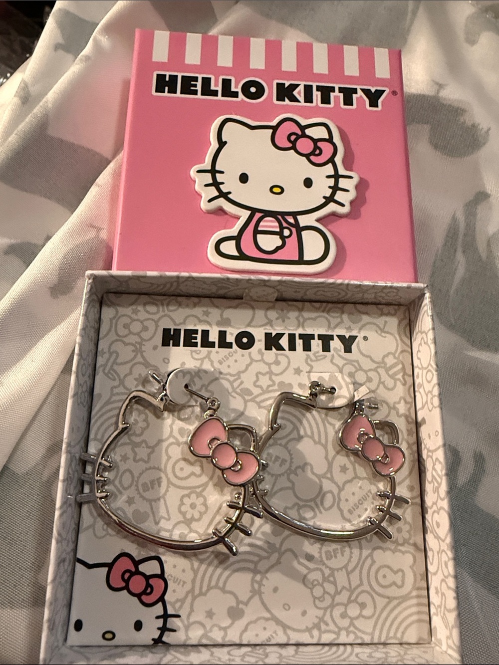 NWT Women’s 1” Hello Kitty Silver Hoop Earrings with bows in gift box